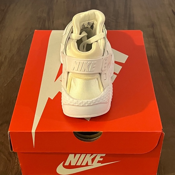 White Nike Huarache Run (GS) Sneakers - Size 4Y - Picture 4 of 6